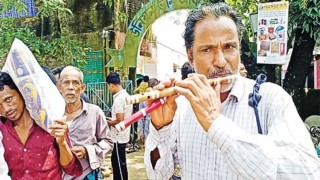 ৪০ বছর ধরে বাঁশি বিক্রি করে জীবিকা নির্বাহ