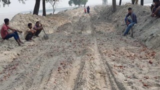 নিলাম ছাড়াই নদী খননের বালুতে হচ্ছে রাস্তার কাজ