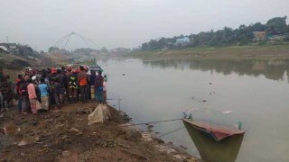 নেত্রকোনায় কয়লা বোঝাই ট্রলার ডুবে মাঝি নিখোঁজ