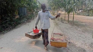 ফেরিওয়ালা খালেকের কপালে জোটেনি বয়স্ক ভাতা