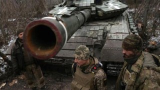 UK sending heavy tanks to Ukraine, prompts Russian warning