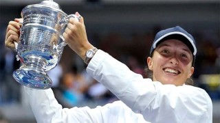 World number one Swiatek leads Australian Open charge