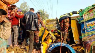 দুই ট্রাকের সংঘর্ষ, আড়াই ঘণ্টা ট্রাকে আটকে ছিল চালক