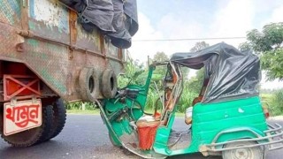 শনির আখড়ায় দাঁড়িয়ে থাকা ট্রাকে সিএনজির ধাক্কা, নিহত ২