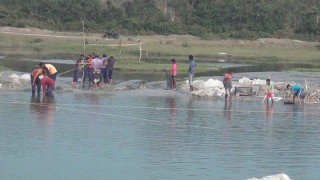 পাথরখেকোদের দখলে ডাহুক নদী