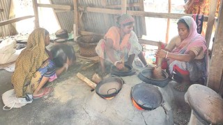 আগুনের তীব্র তাপে আজও মুড়ি ভাজছেন যসোতা রানীরা