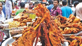 জমজমাট পুরান ঢাকার ইফতার বাজার, দাম নিয়ে ক্রেতাদের অভিযোগ