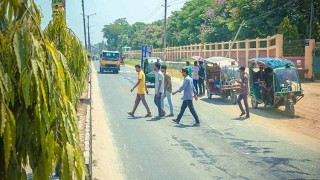 মৃত্যুঝুঁকি নিয়ে রাস্তা পার হচ্ছেন বেরোবির শিক্ষার্থী