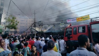 মোহাম্মদপুর কৃষি মার্কেটে আগুনে ৫০০ দোকান পুড়ে ছাই