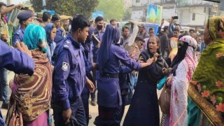 নওগাঁতে আমানতের টাকা ফেরতের দাবিতে সড়ক অবরোধ, পুলিশের বাধায় পণ্ড