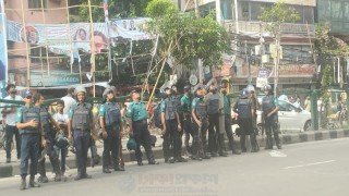 নয়াপল্টনে বিএনপি কার্যালয়ের সামনে ৪টি ককটেল বিস্ফোরণ, আহত ৩