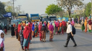 বকেয়ার বেতন ও ঈদের ছুটি বাড়ানোর দাবিতে গাজীপুরে শ্রমিকদের বিক্ষোভ